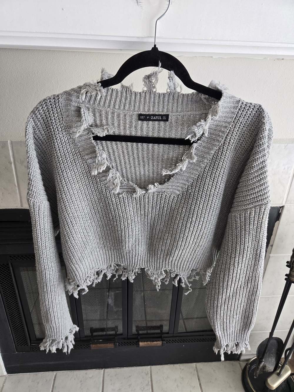 Zaful Light Gray Distressed Cropped V‑Neck Sweater